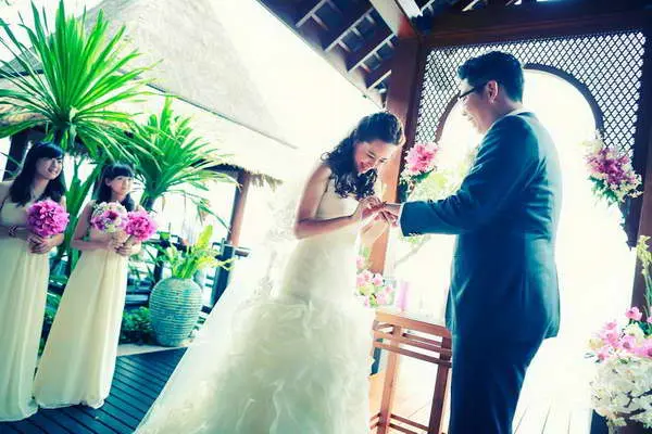 lovely and funny moment while exchange the ring in Koh Tao